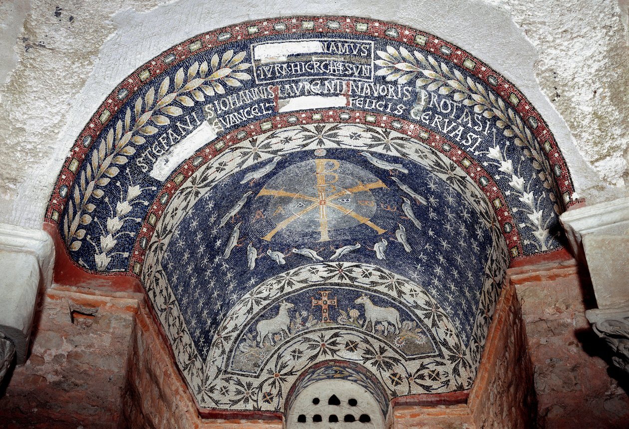 Paleochristelijke kunst: het monogram van Christus is omgeven door symbolen van de Heilige Drie-eenheid door Paleo Christian