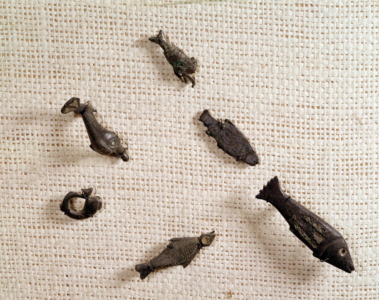 Christelijke oudheid: fibulae en metalen sieraden in de vorm van vissen door Paleo Christian Paleo Christian