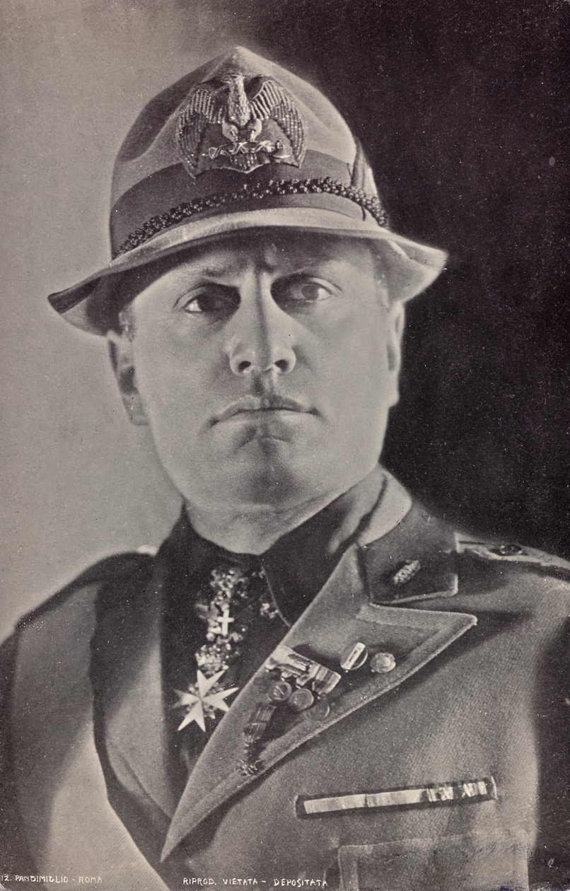 Album "Duce": Benito Mussolini in uniform Militie door Pandimiglio Pandimiglio