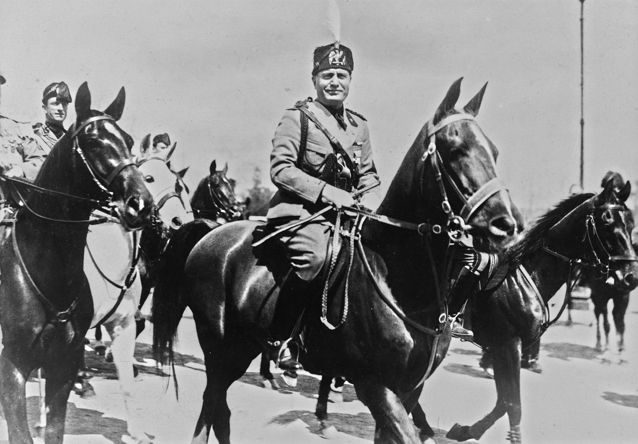 Album "Duce": Benito Mussolini te paard met zijn gevolg in Rome door Pandimiglio Pandimiglio