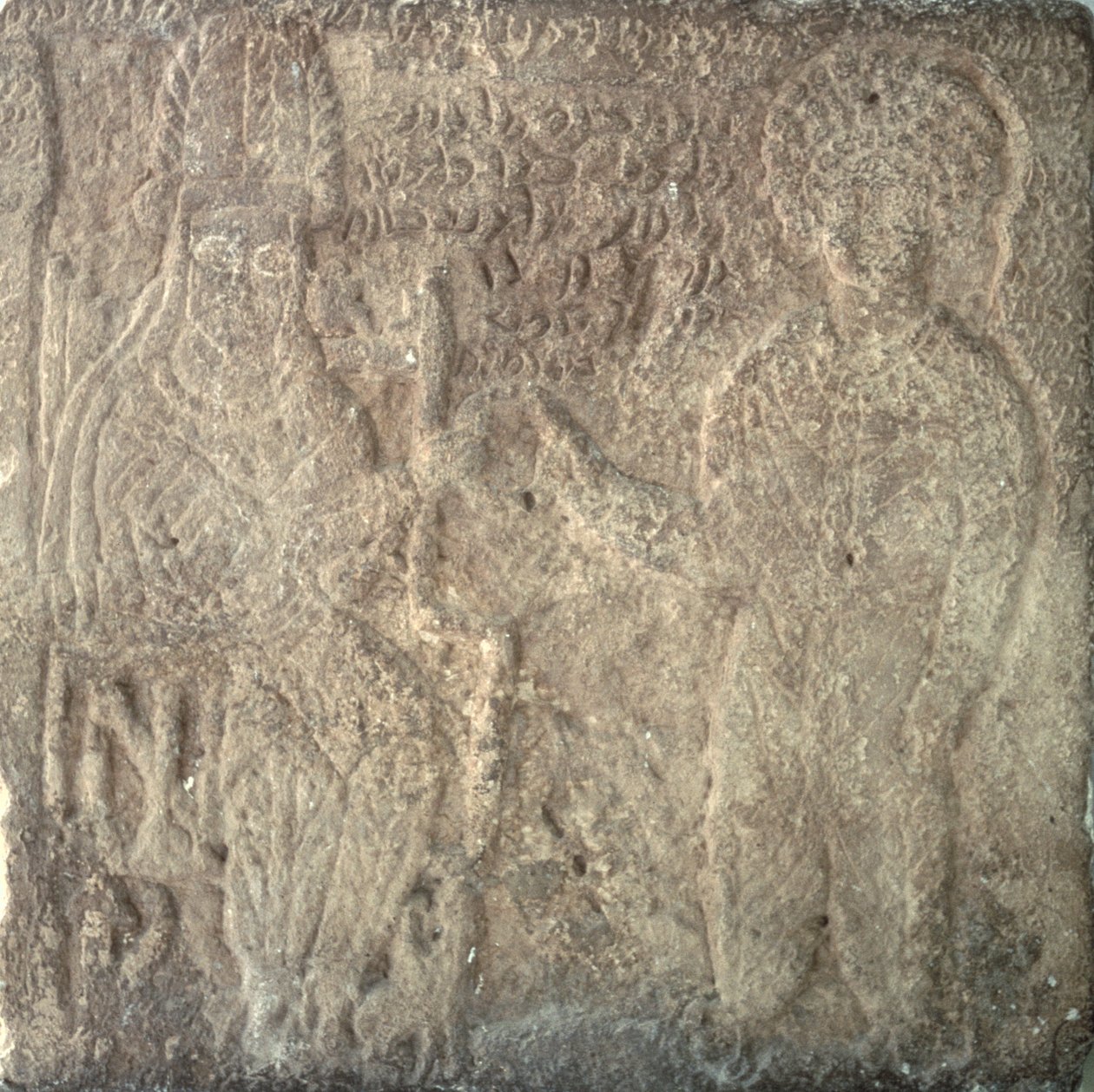 Zeldzame stèle die Artabanus V, de laatste Parthische koning, toont die Khwasak, de satraap van Susa, investeert: hij overhandigt een ring als symbool van zijn autoriteit, uit Susa, Iran, 14 september AD 215 (kalksteen) door Parthian School