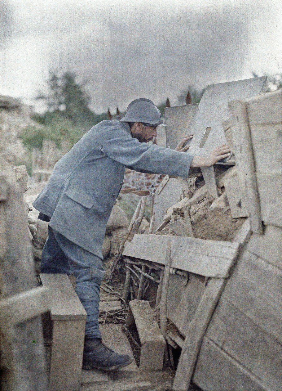 Een Franse soldaat in het legeruitkijkpunt 26 bekijkt het gebied voor hem door een beschermend metalen schild, Eglingen, Departement Haut-Rhin, Elzas, Frankrijk, 26 juni 1917 door Paul Castelnau