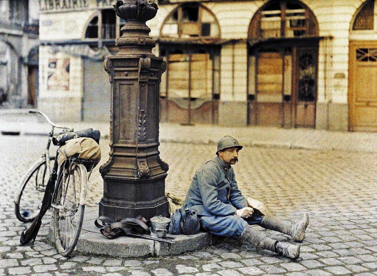 Een soldaat in Reims met zijn fiets, Frankrijk, 1 april 1917 door Paul Castelnau