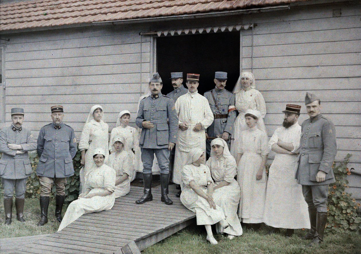 Dokters, verpleegsters en medisch personeel voor veldhospitaal 55 in Bourbourg, Departement Nord, Regio Nord-Pas-de-Calais, Frankrijk, 1 september 1917 door Paul Castelnau