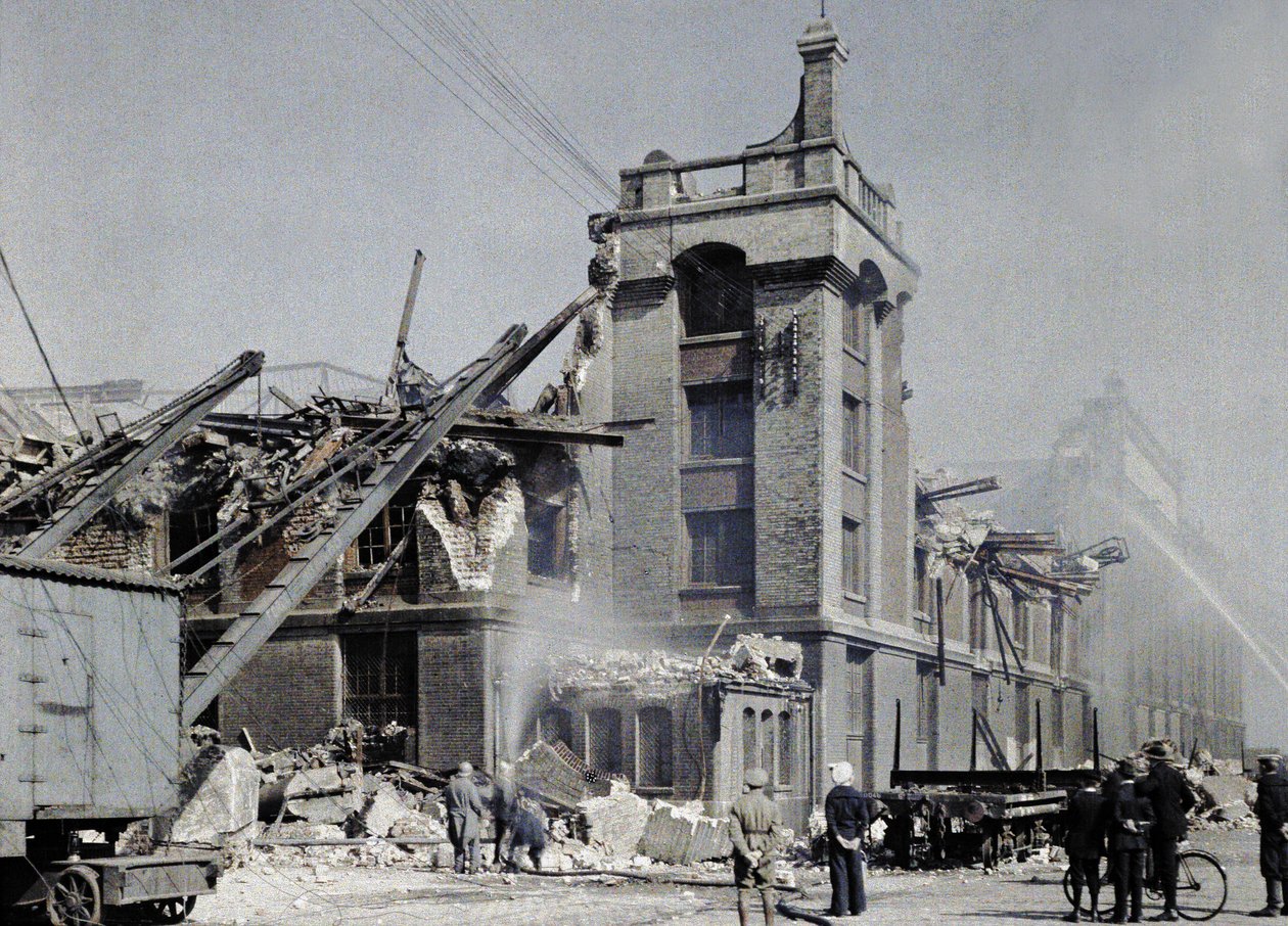 Franse brandweerlieden, militairen en burgers proberen branden te voorkomen na de bombardementen van 2 en 3 september, die verschillende gebouwen in Duinkerken hebben getroffen, waaronder het magazijn Ba door Paul Castelnau