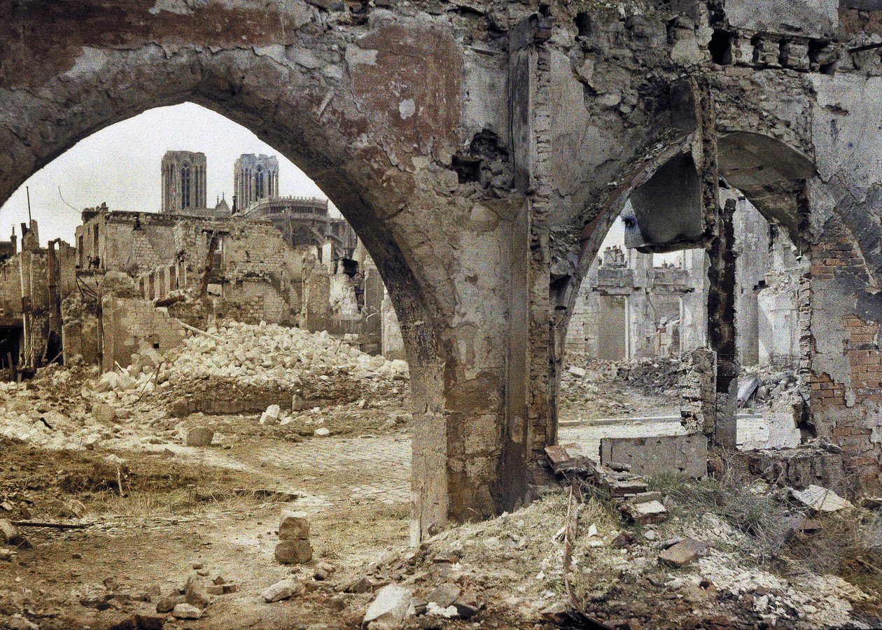 De torens van de Kathedraal Notre-Dame de Reims gezien door de beschadigde ramen van een gebouw in het centrum, Frankrijk, 3 april 1917 door Paul Castelnau