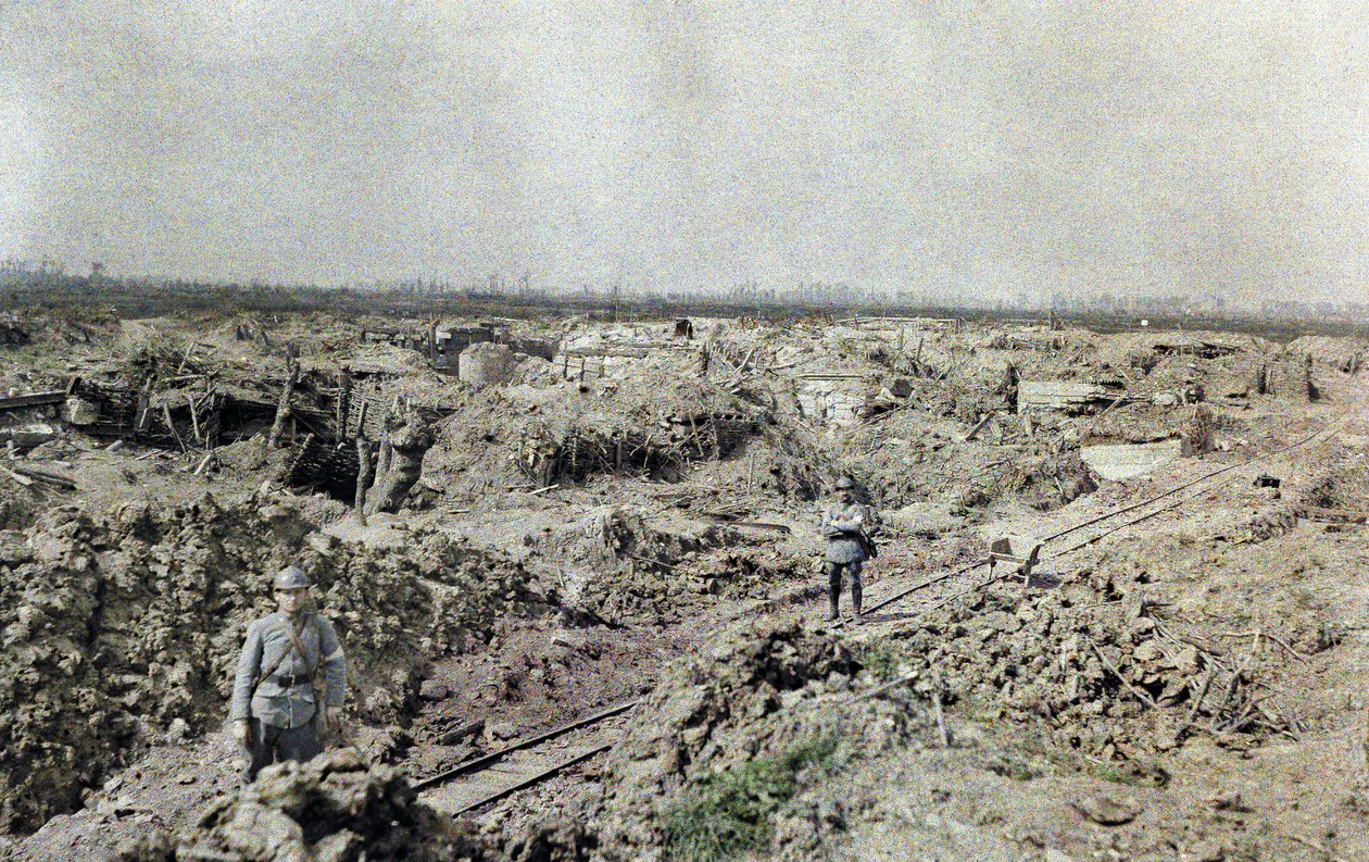 Twee Franse soldaten bij een smalspoorlijn nabij de Franse linie bij Het Sas in een gebied dat is verwoest door artillerievuur, België, 10 september 1917 door Paul Castelnau