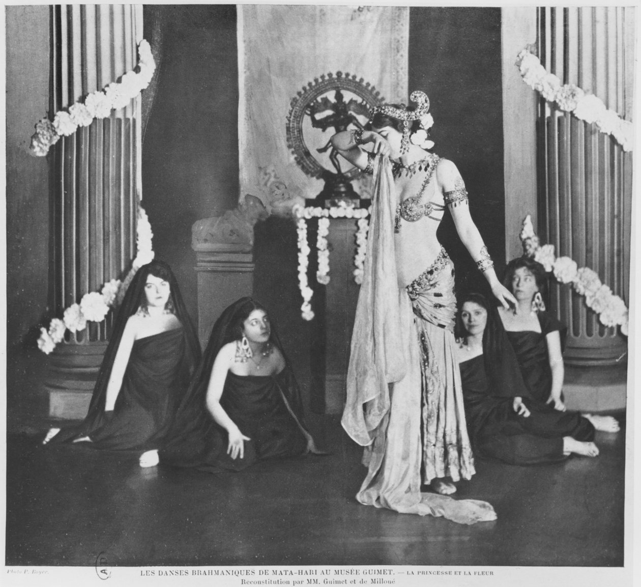 Mata Hari optredend in Musee Guimet, Parijs, 13 maart 1905 door Paul Boyer