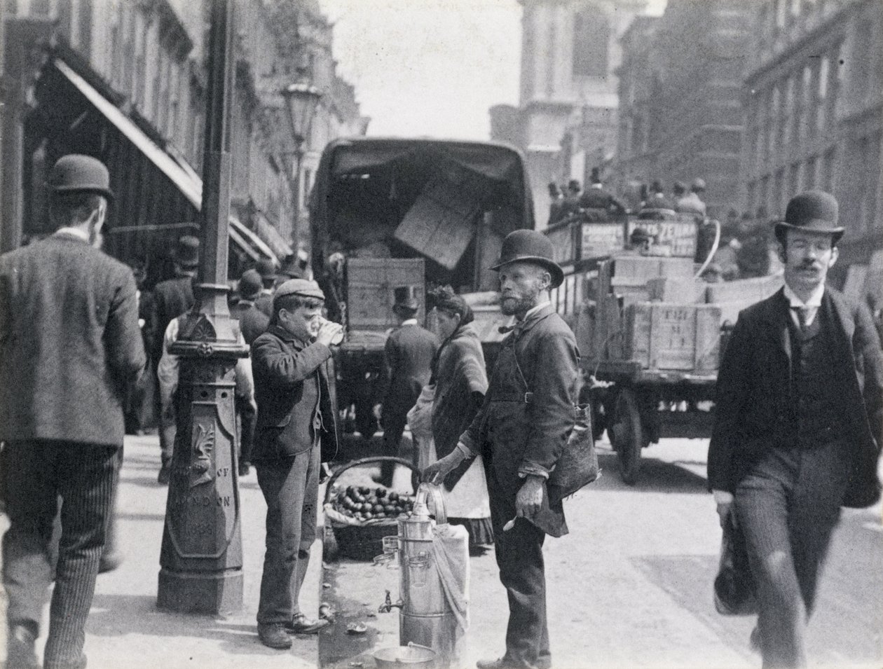 Sherbet of Waterseller in Cheapside, 1893 door Paul Martin