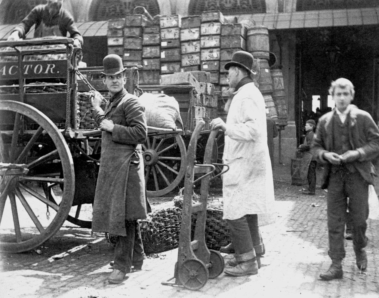 Lossen op Billingsgate Market, Londen, 1893 door Paul Martin