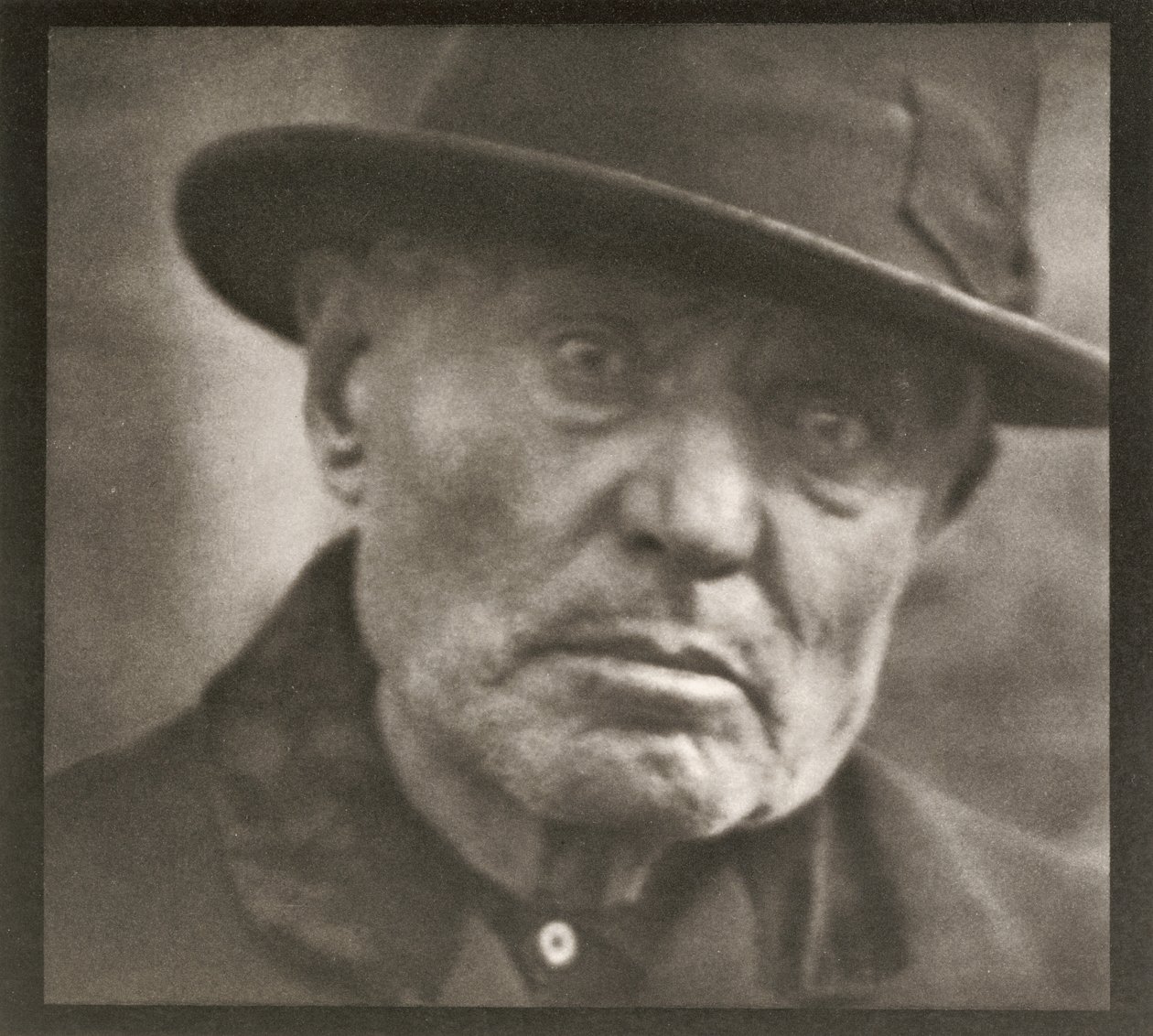 Foto - New York [Man - Five Points Square]. door Paul Strand
