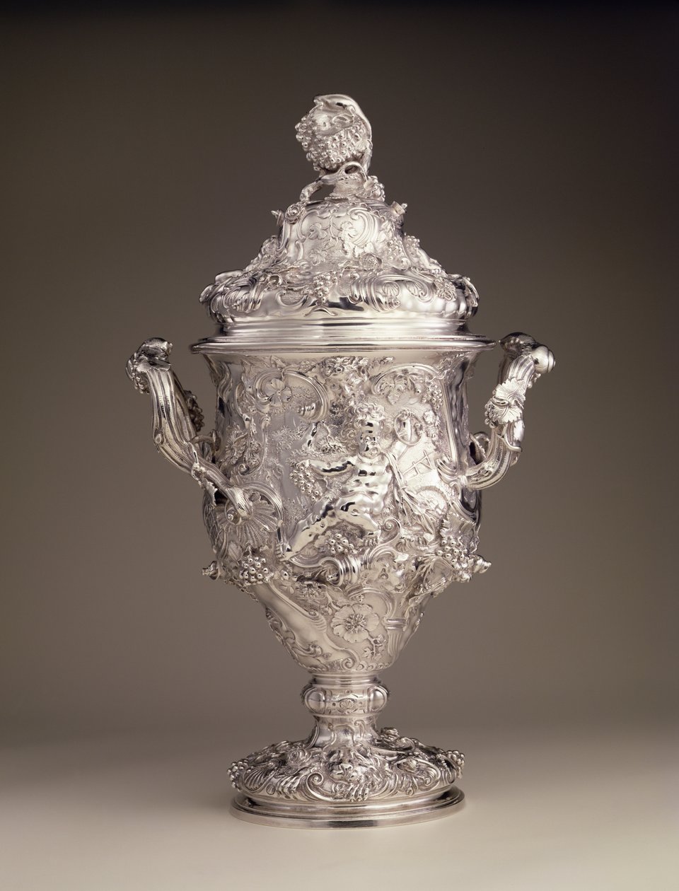 Twee-handled beker en deksel, 1742-43 door Paul de Lamerie