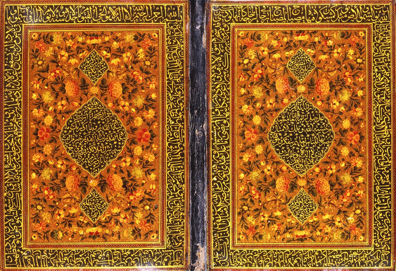 Een Qajar Koranbinding, geschilderd met een bloemmotief en een medaillon met een thuluth-inscriptie, ca. 1801-2 door Persian School