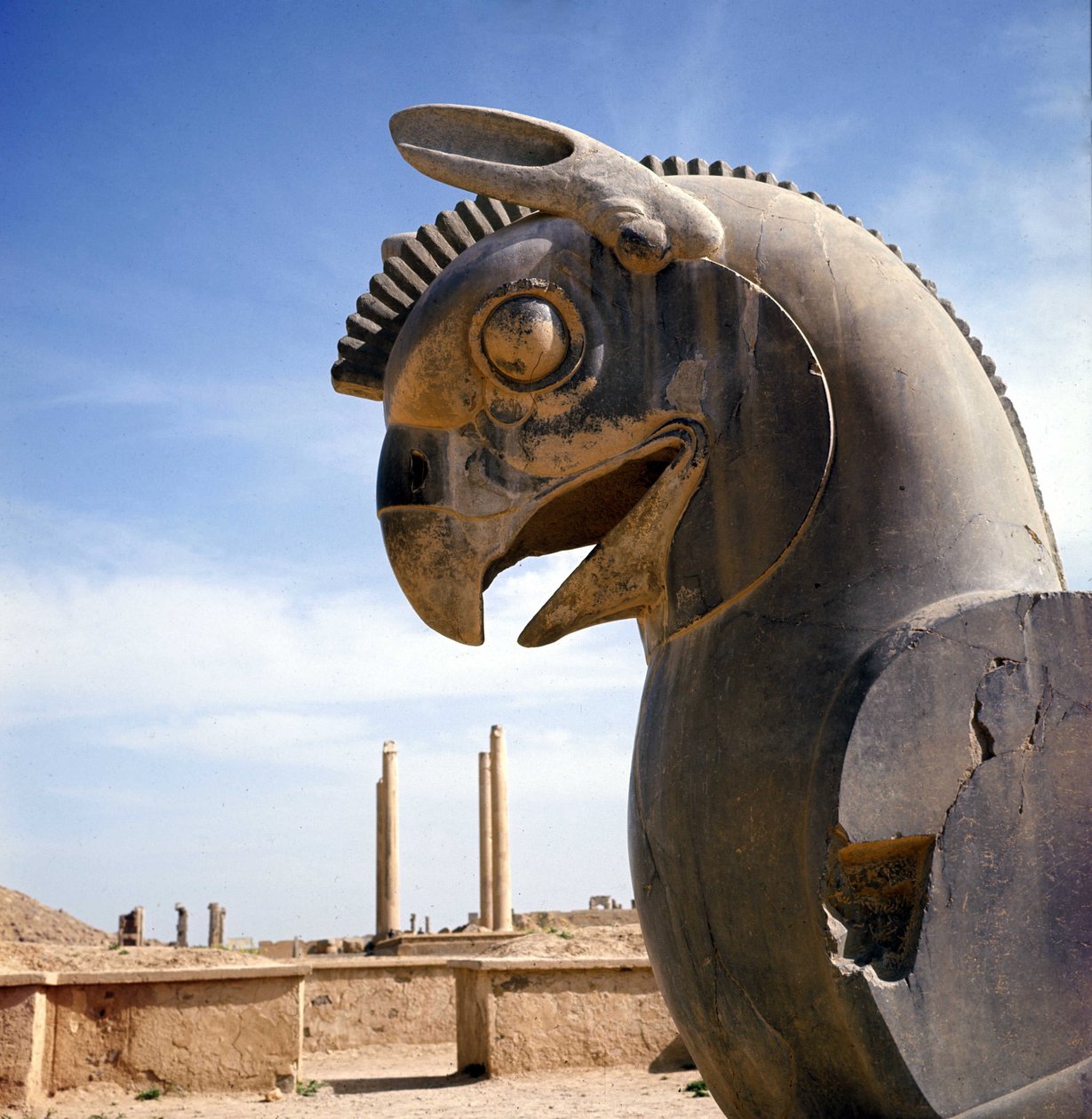 Een griffioen, legendarisch wezen half adelaar, half leeuw. Zuil van de Apadana, grote rechtszaal, bekroond door deze kapitelen, paleis van Darius I, Persepolis, Iran. door Persian School