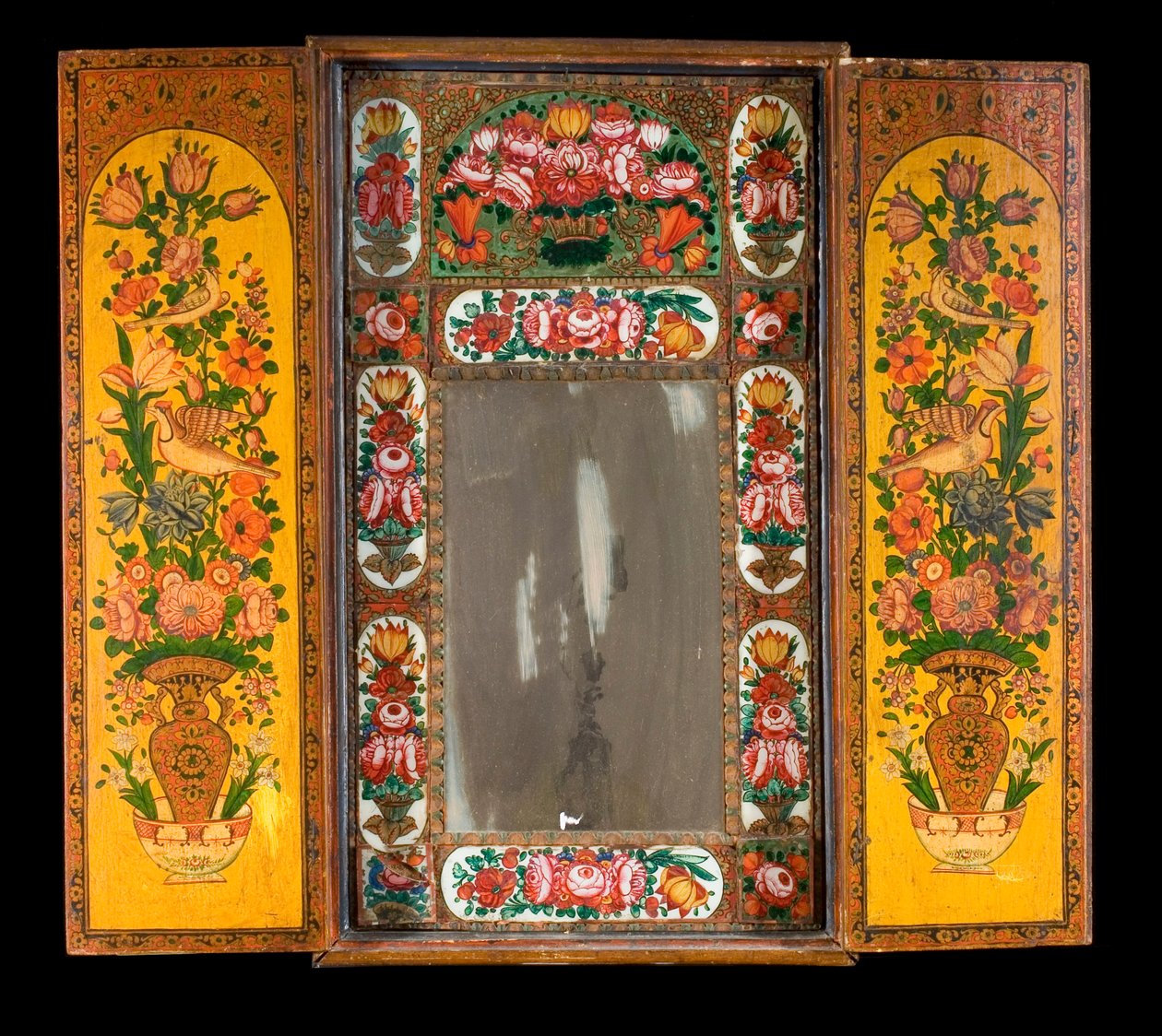 Een grote Qadjar polychrome gelakte spiegel, met de deuren open om het versierde interieur te onthullen door Persian School