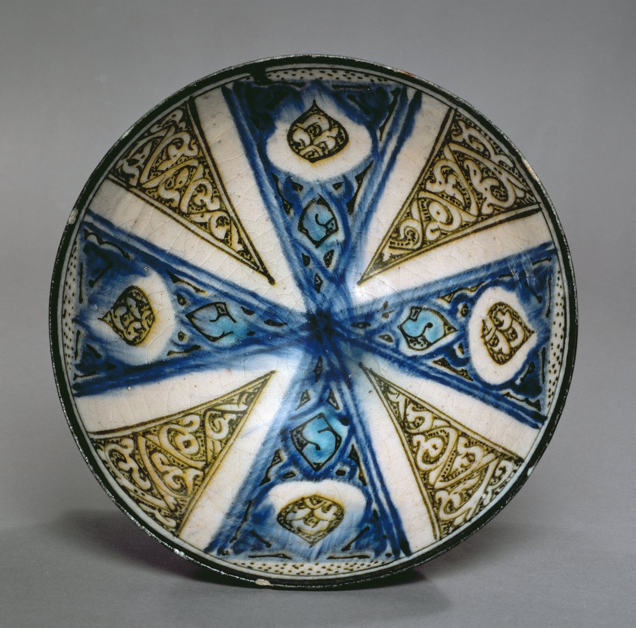 Schaal, uit Kashan, Iran, Seltsjoekse periode, late 13e eeuw door Persian School