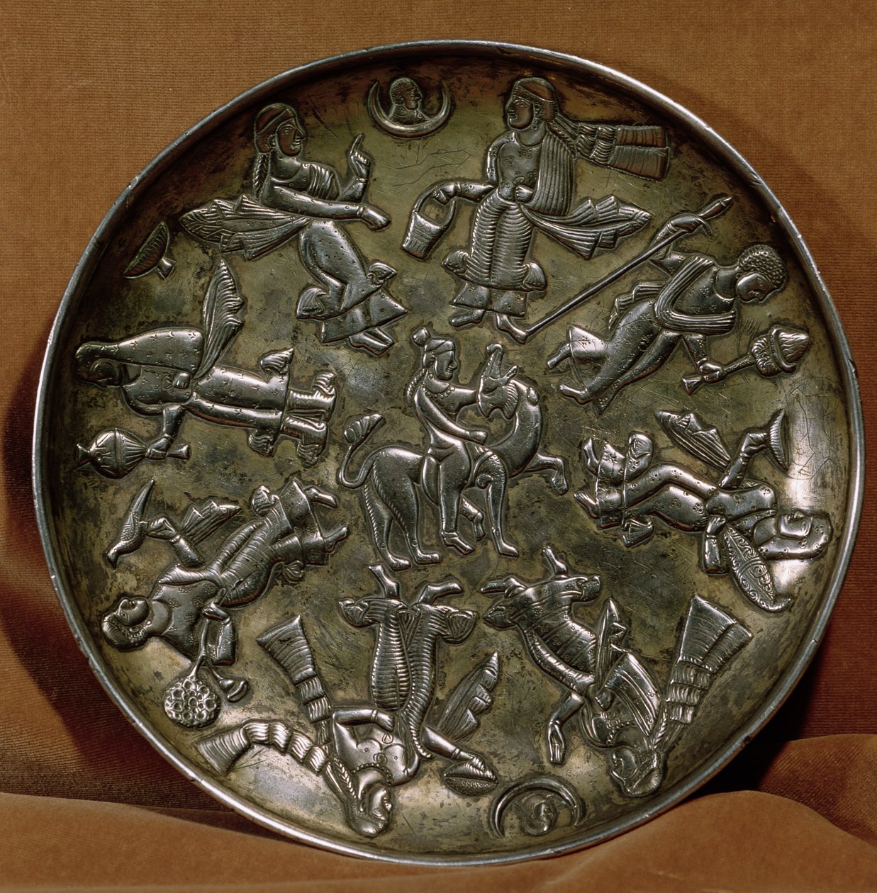 Schaal met reliëfdecoratie die de godin Anahita omringd door acht vrouwelijke figuren voorstelt (zilver) door Persian School