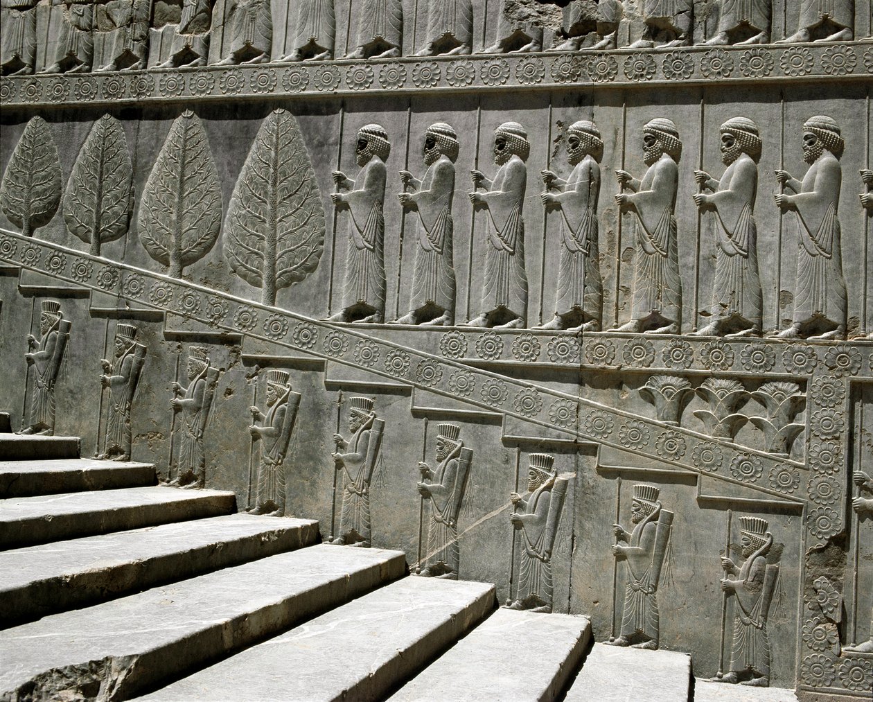 Wachters van Susa en Perzië. Reliëfs van de oostelijke trap van de Apadana, 6e eeuw v.Chr. door Persian School
