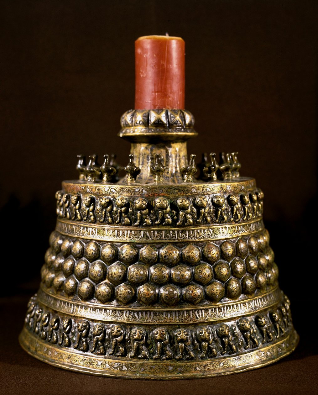 Islamitische kunst: bronzen kandelaar met zilveren inleg. Perzische kunst uit de 12e eeuw. Caïro, Museum voor Islamitische Kunst door Persian School
