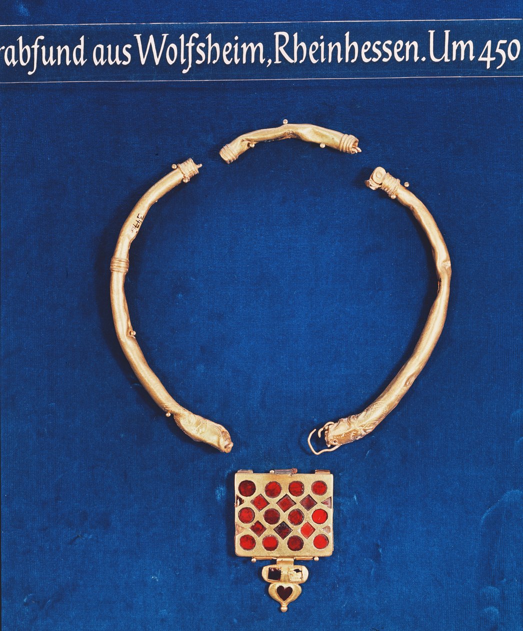 Hanger, uit de Wolfsheim Graf Schat, c.378 door Persian School