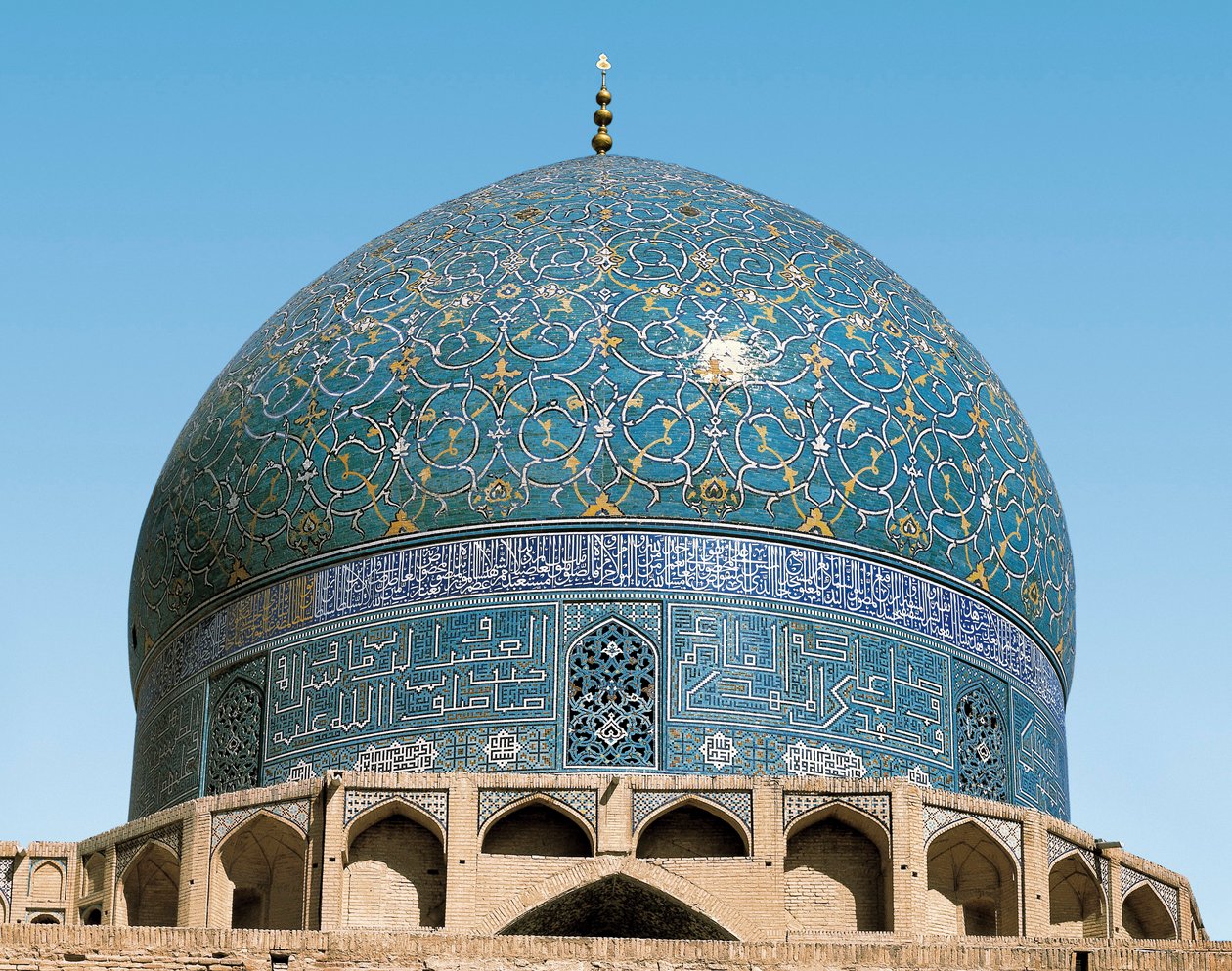Perzische architectuur (Safavid): de koepel van de Koninklijke Moskee (of Masjid I-Shah): detail van de keramiek van de ingang. 1612-1630. Isfahan, Iran. door Persian School