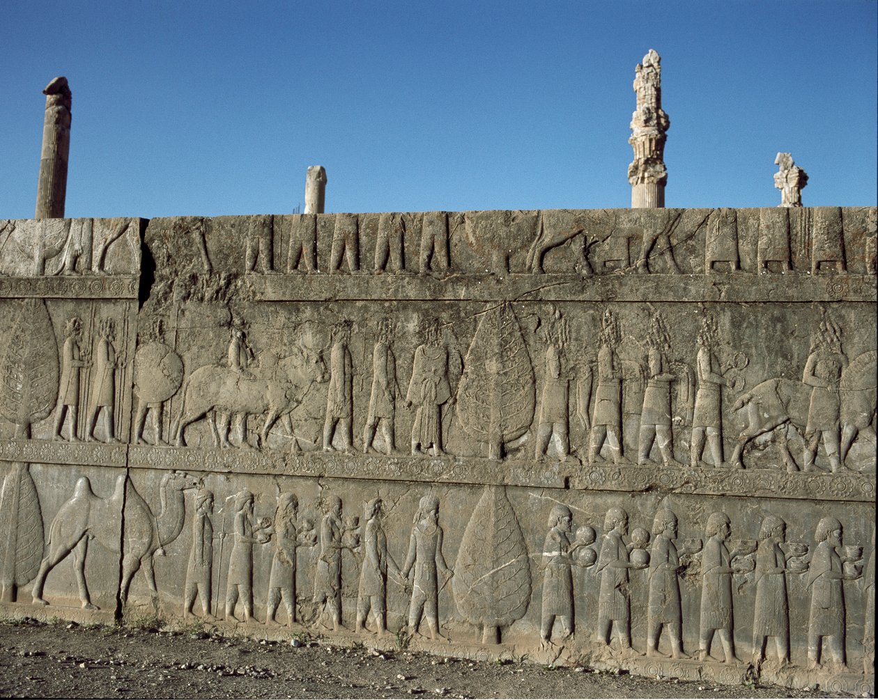 Onderworpen volkeren bieden geschenken aan Darius I. Reliëfs van de oostelijke trap van de Apadana, 6e eeuw v.Chr. door Persian School