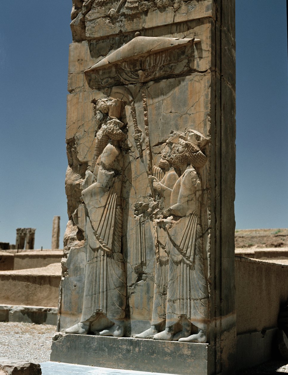 Uitzicht op de tripylon van het paleis van Darius, 6e eeuw v.Chr. door Persian School
