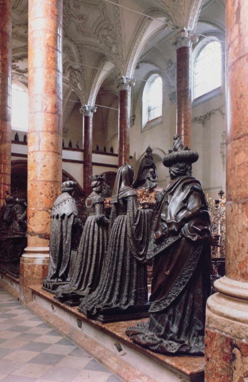Graf van Maximiliaan I (1459-1519) zicht op vier bronzen figuren van rouwenden, mogelijk voorouders, familieleden of tijdgenoten, het ontwerp toegeschreven aan Gilg Sesselschreiber door Peter (workshop of) Vischer
