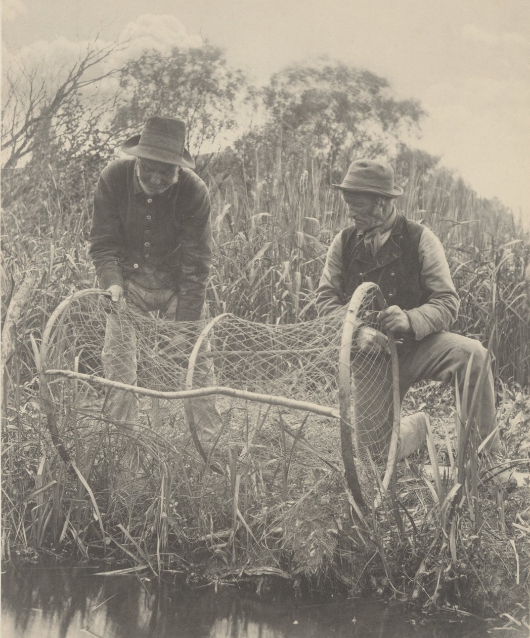Het opzetten van een boegnet,1886 (foto) door Peter Henry Emerson