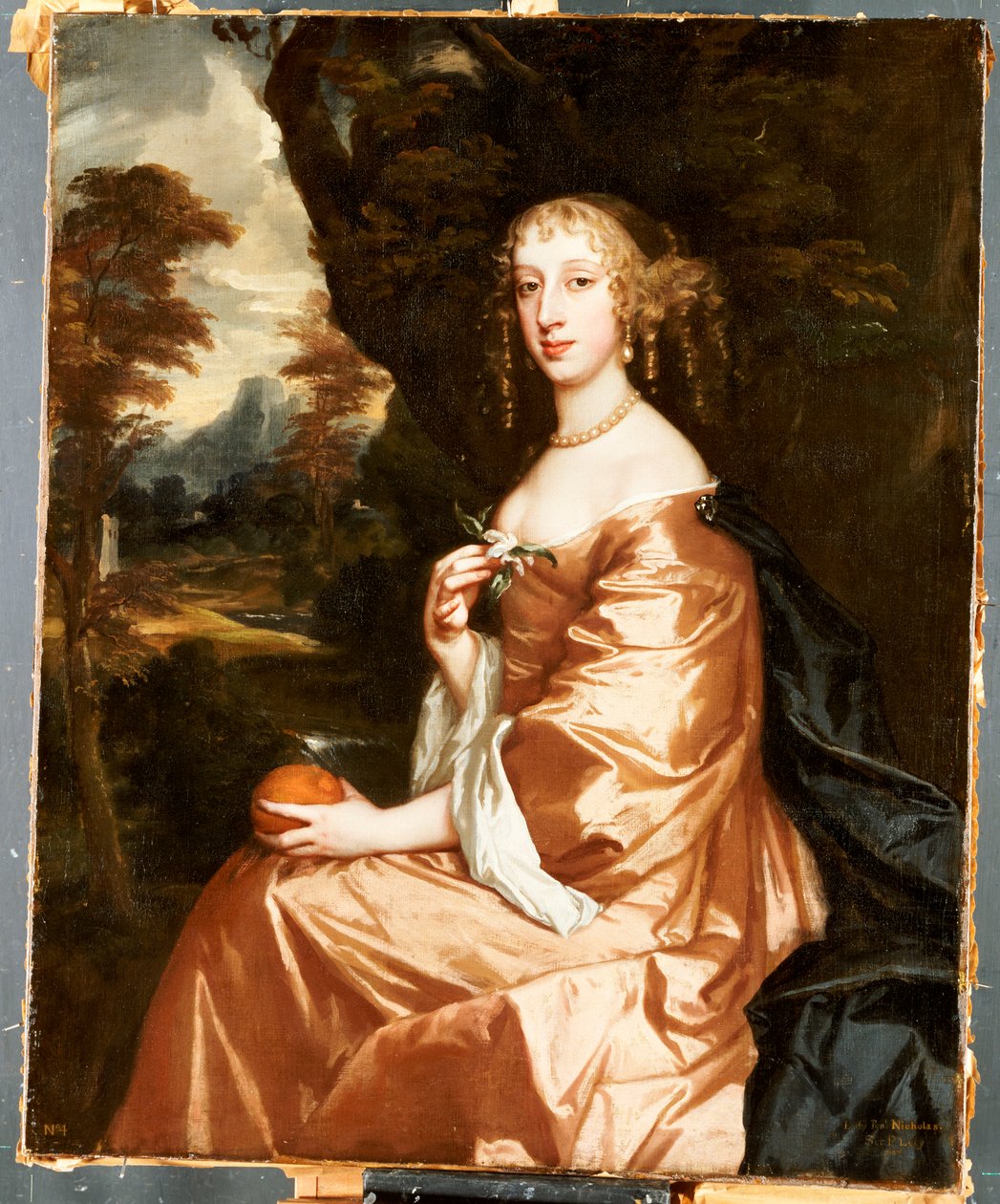 Portret van Lady Penelope Nicholas, met een sinaasappel in een landschap door Peter Lely