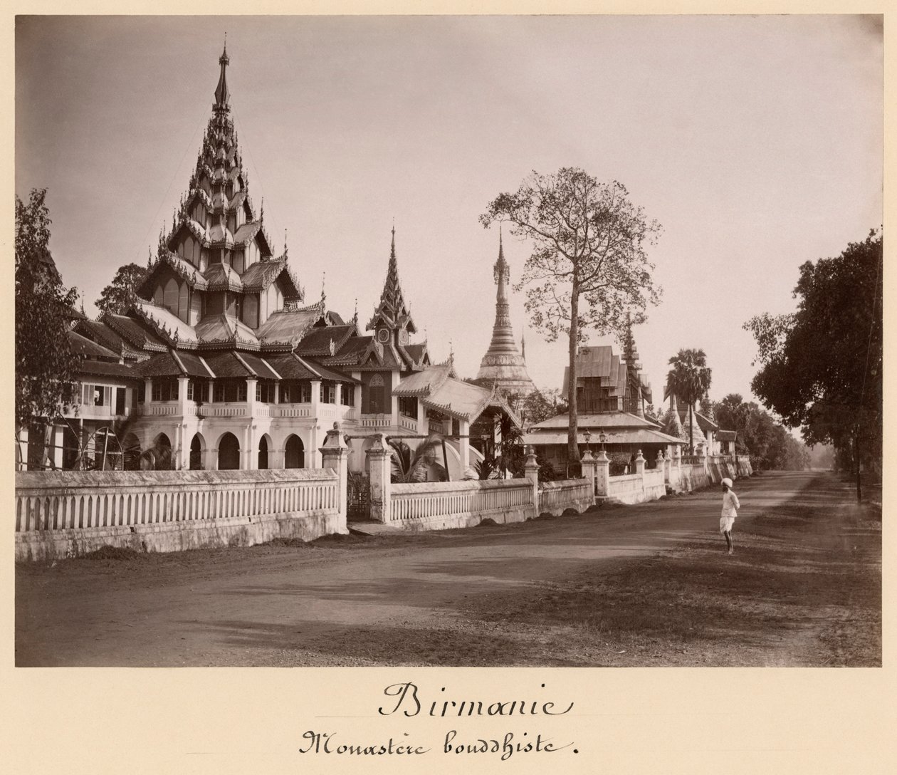 Wayzayanda-klooster en pagodes in Moulmein, Birma door Philip Adolphe Klier