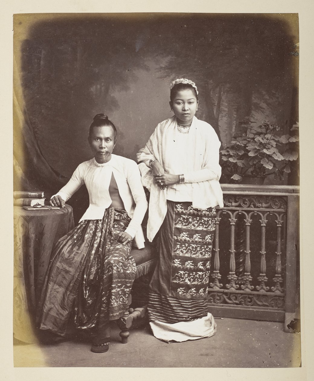Portret van een Birmaanse man en vrouw, Fotograaf: Klier, Philip Adolphe Gladstone Collectie door Philip Adolphe Klier