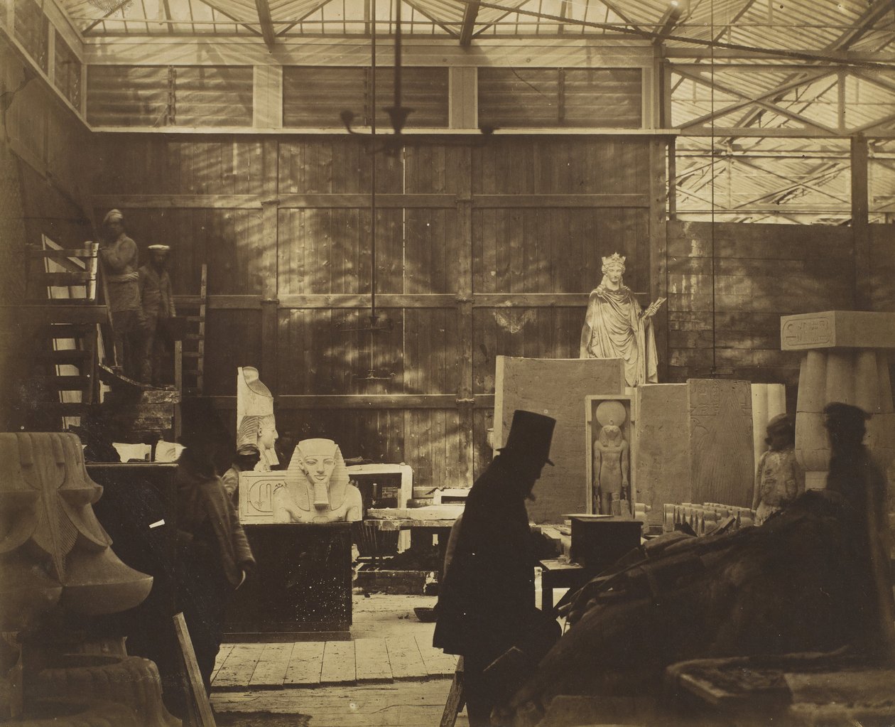 [Opslagruimte met ambachtslieden en gipsafgietsels, Crystal Palace], 1852 door Philip Henry Delamotte