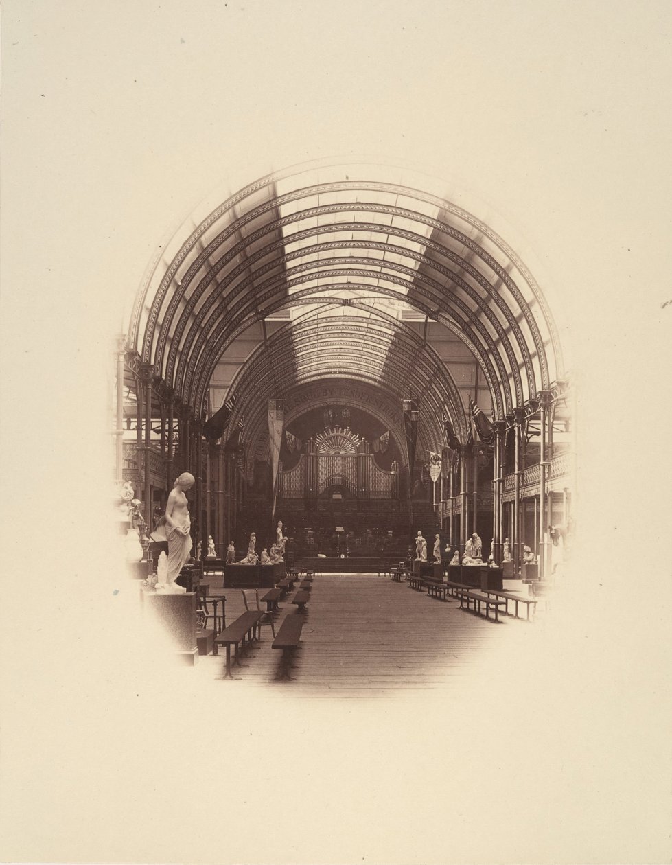 Uitzicht in de centrale hal, kunstschatten tentoonstelling, Manchester, 1857 door Philip Henry Delamotte