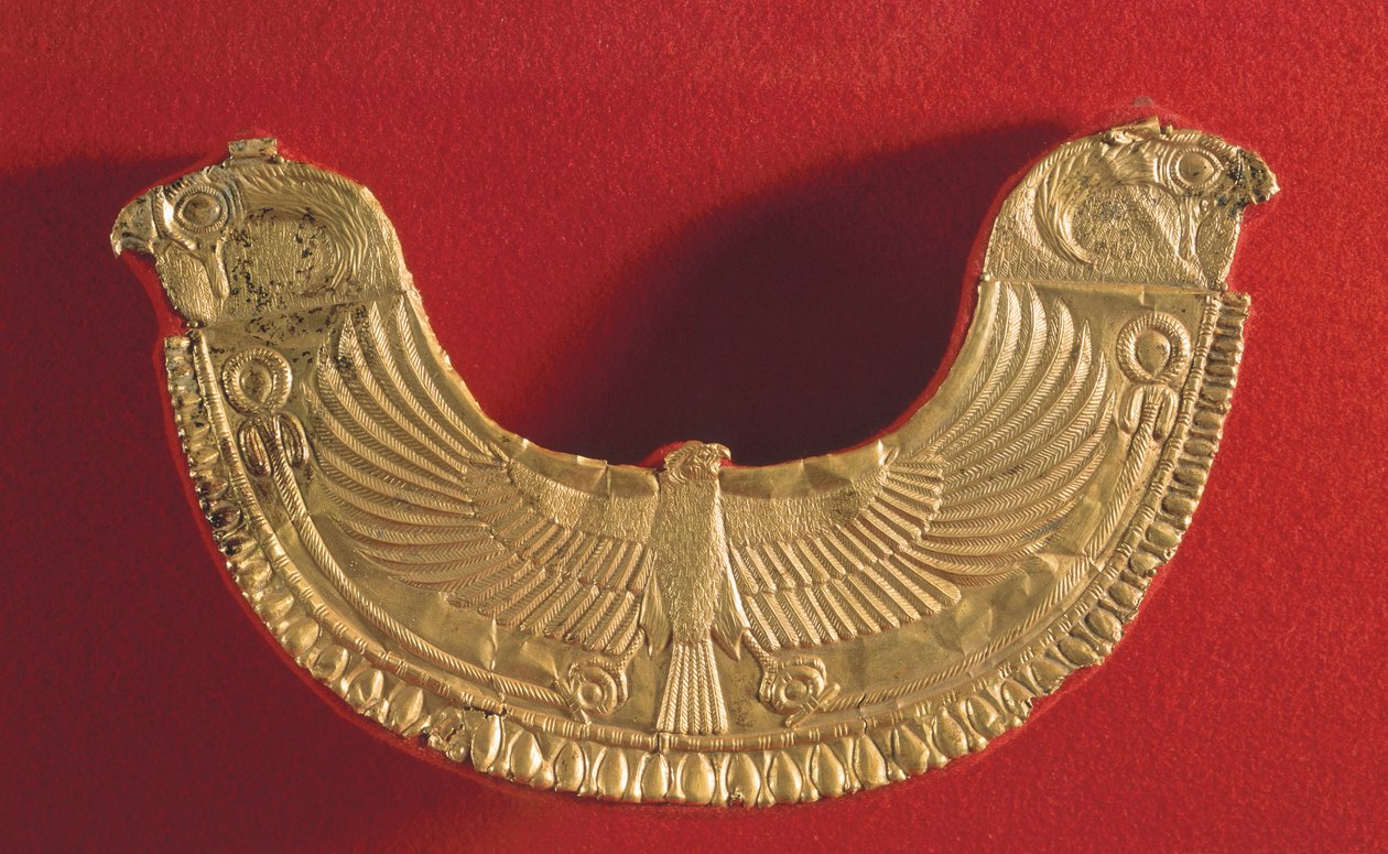 Pectorale versiering met uiteinden in de vorm van een valkenkop en versierd met een valk die twee palmbomen draagt, uit het graf van koning Ip Abi Shemu in Byblos ca. 1800-1700 v.Chr. door Phoenician