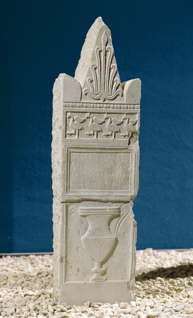 Votief stèle met een driehoekig fronton, 830-146 v.Chr. door Phoenician