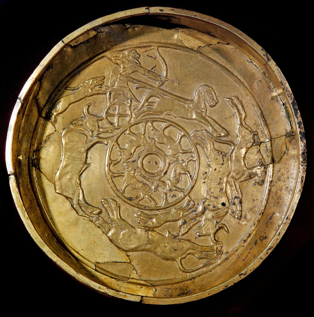 Fenicische kunst: gouden schaal met koninklijke jachtscène door Phoenician