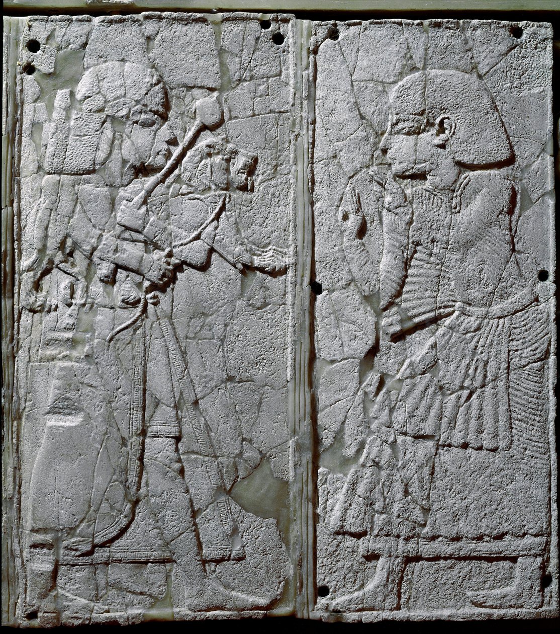 Fenicische beschaving: bedornament versierd met een ivoren reliëf van een bewaker die een leeuw aan de koning presenteert door Phoenician