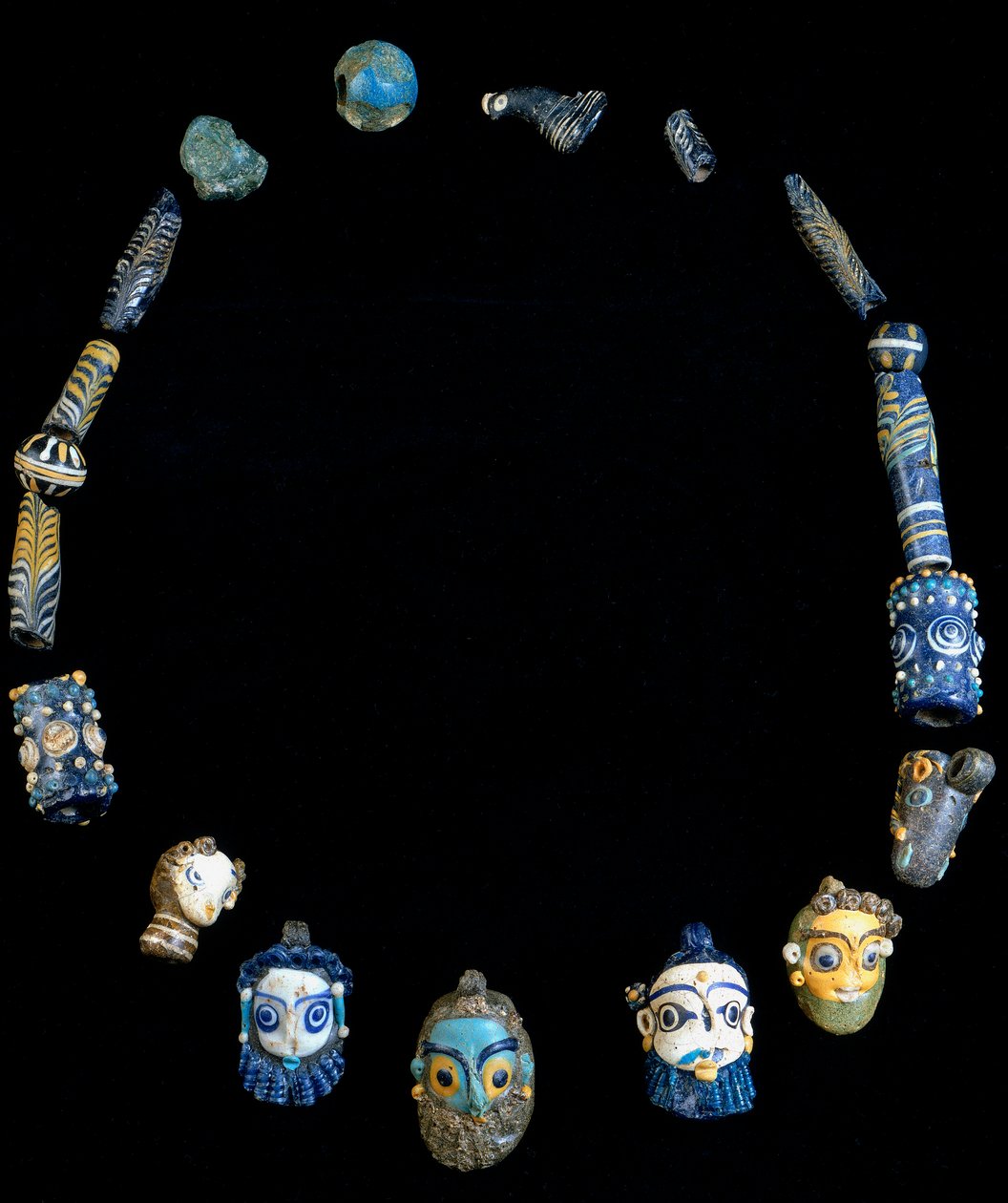 Ketting in glas pasta met hangers die bebaarde hoofden afbeelden, oorspronkelijk uit Olbia, nu bewaard in het Nationaal Archeologisch Museum van Cagliari door Phoenician Phoenician