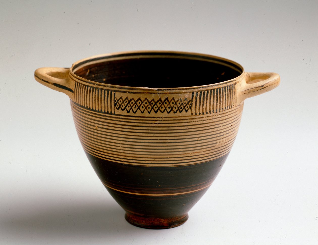 Fenicische kunst: Kotyl type beker in beschilderde klei. Uit Lauritia (Almuñécar in Spanje) Granada, archeologisch museum door Phoenician Phoenician