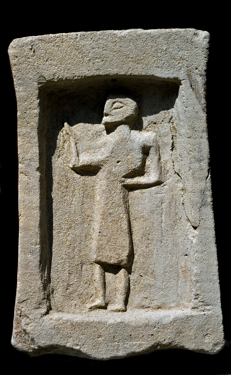 Fenicische kunst: Punische grafsteen in zandsteen met reliëf van lopend personage. Uit de opgravingen van Mozia (Motya, Mozzia of Motia). 6e eeuw v.Chr. Tunis, Musee du Bardo Tunesië door Phoenician Phoenician