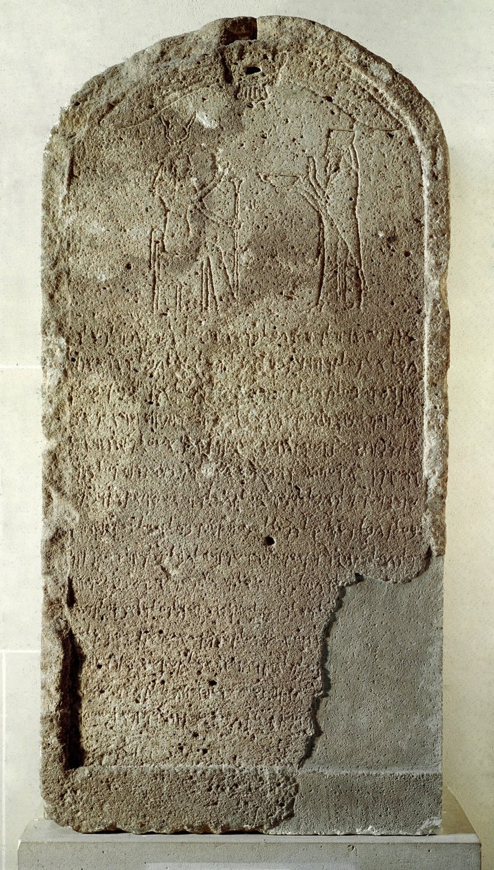 Fenicische kunst: kalkstenen stèle van Yehaumilk, koning van Byblos. Hij vertegenwoordigt de godin Baalat, Vrouwe van Byblos, die de Hathorische kroon draagt. Uit het heiligdom van de Vrouwe van Byblos. 4e eeuw v.Chr. Parijs, Louvre Museum door Phoenician Phoenician