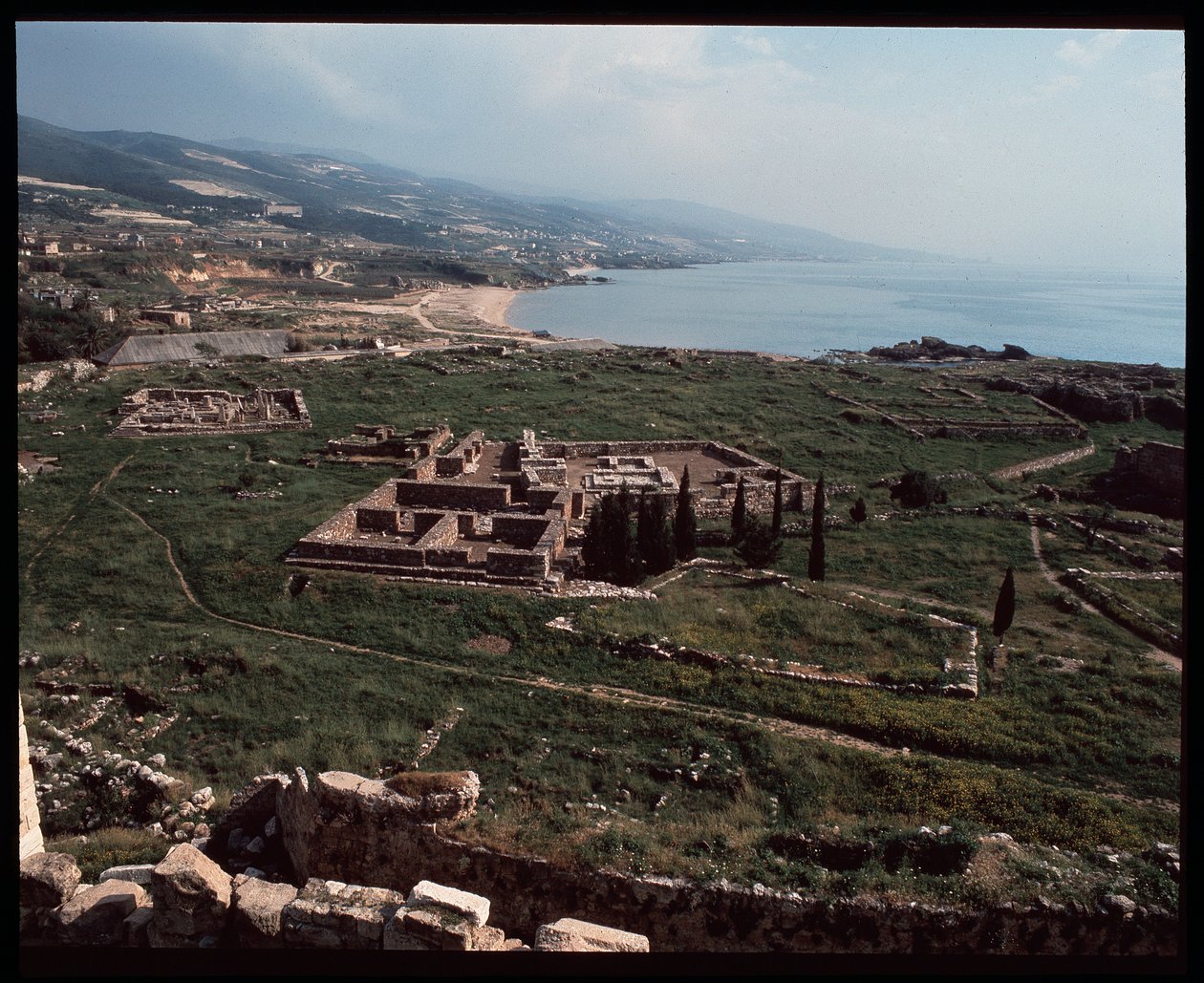 Uitzicht op archeologische site, 3e tot 2e millennium v.Chr. door Phoenician Phoenician