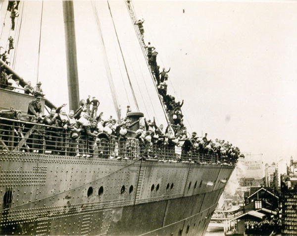 De Mauretania in Sydney, mei 1940 door Photographer Australian
