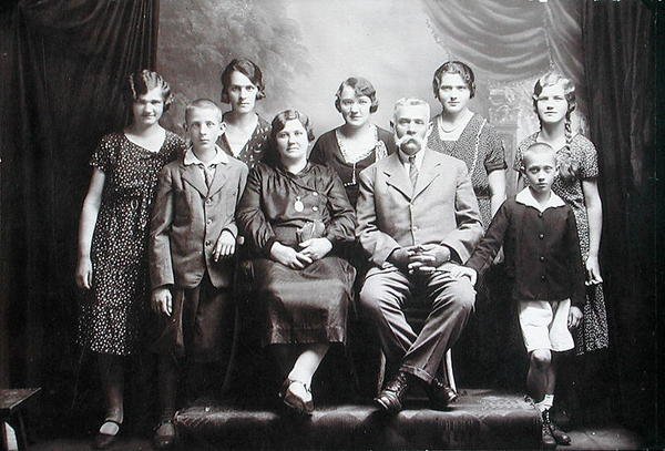 Gezin met talrijke kinderen, begin twintigste eeuw door Photographer Austrian