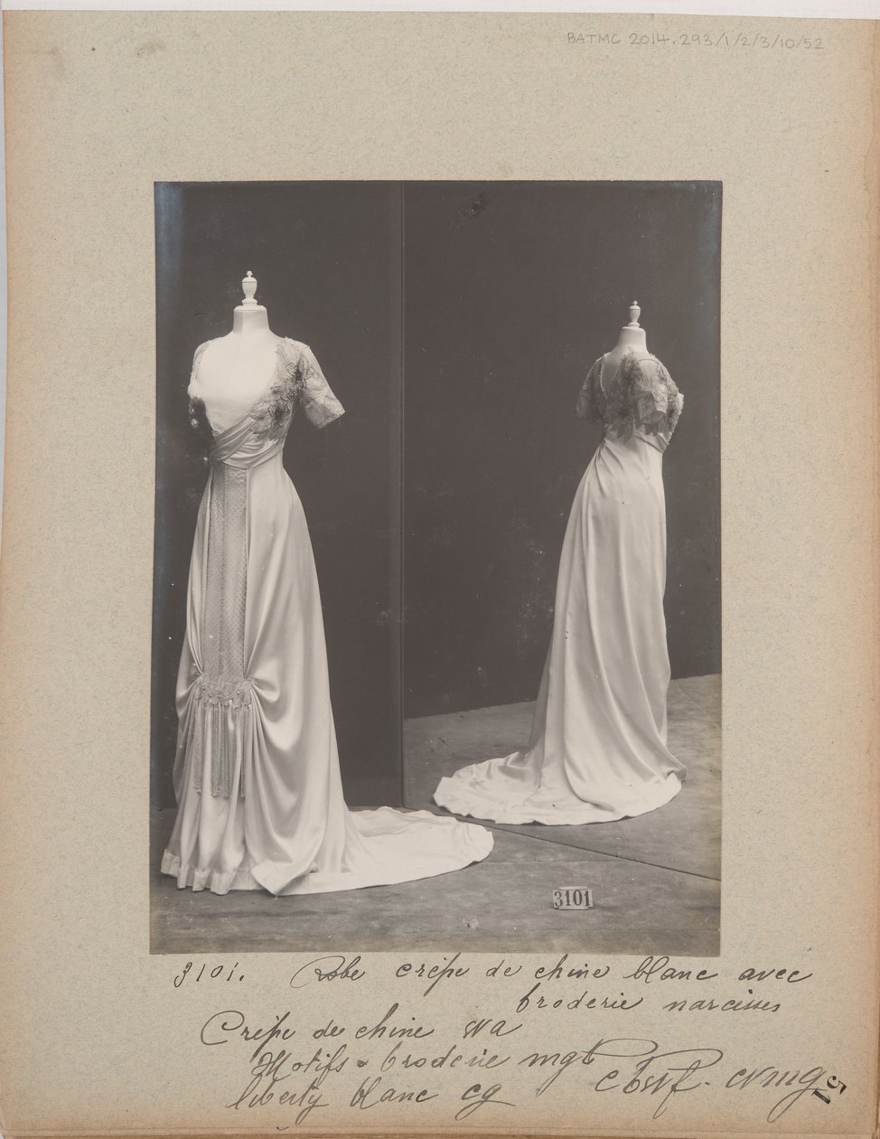 Albumblad: House of Worth, Baljurk door Photographer French