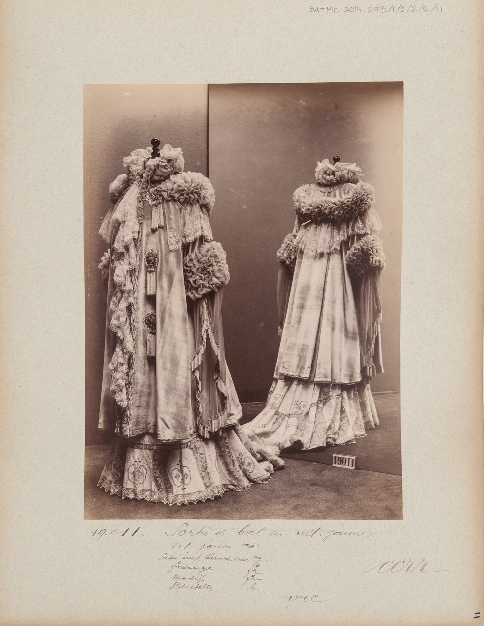 Albumpagina: House of Worth, Sortie de Bal door Photographer French