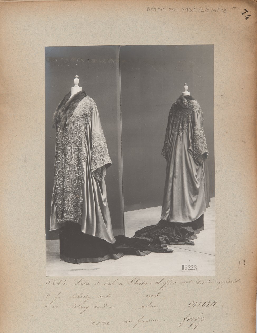 Albumblad: House of Worth, Sortie de Bal door Photographer French