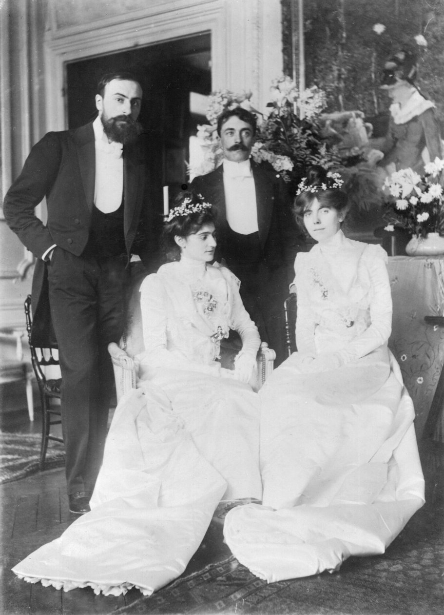 L-R: Ernest Rouart (1874-1942) en zijn vrouw Julie Manet (1878-1967), Paul Valery (1871-1945) en zijn vrouw Jeannie Gobillard (1877-1970), op de dag van hun huwelijk, mei 1900 door Photographer French