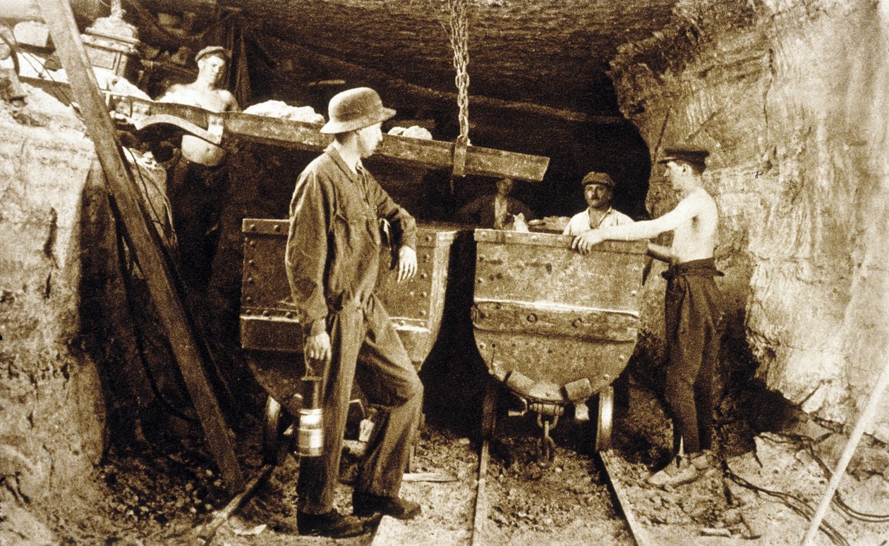 Mijnwerkers in een kalimijn, Elzas, ca. 1900 door Photographer French